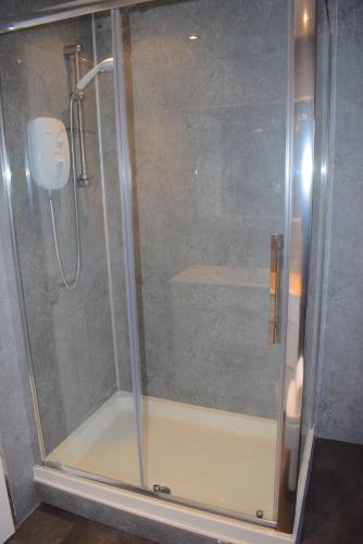 Bathroom, 3 Bedroom-Kelpies Serviced Apartments Bruce in North Broomage
