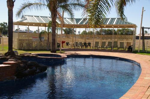 المنظر الخارجي, Pines Country Club Motor Inn in شيبارتون