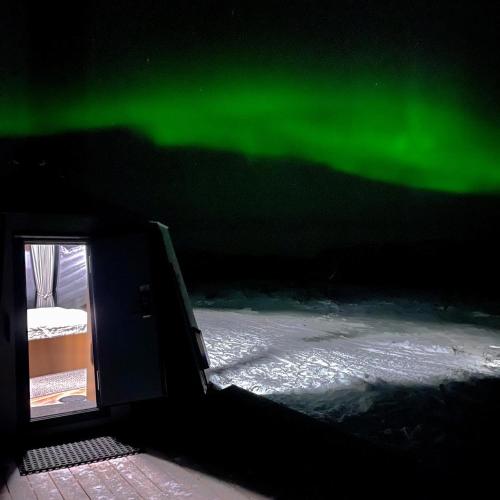 Aurora Hut - luksusmajoitus iglu tunturilammella Pohjois-Lapissa Nuorgamissa