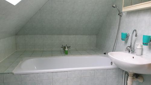 Bathroom, Ruttkai Vendeghaz in Szekesfehervar