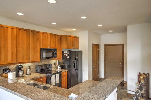 Townhome with Private Hot Tub and Deck Less Than 4Mi to DT Breck - image 6