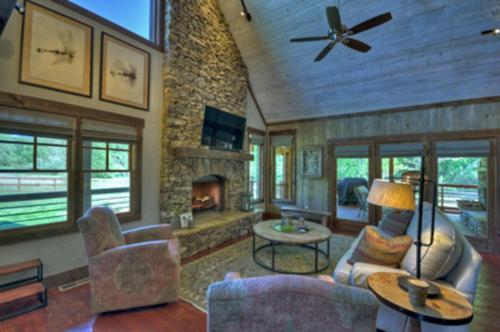 Firefly Farmhouse - Riverfront Modern 2 Bedroom w loft in Blue Ridge, USA