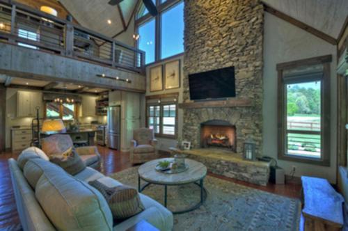 Firefly Farmhouse - Riverfront Modern 2 Bedroom w loft in Blue Ridge, USA