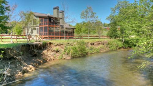 Firefly Farmhouse - Riverfront Modern 2 Bedroom w loft in Blue Ridge, USA