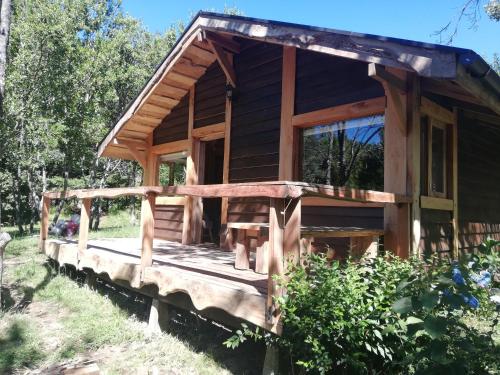 Wonderful rustic cabin 2, with native logs, on the banks of the Trancura River