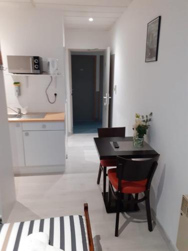 Paris en train Area Studios avec salles de bain et kitchenettes privées ou chambres avec salles de bain et cuisines communes