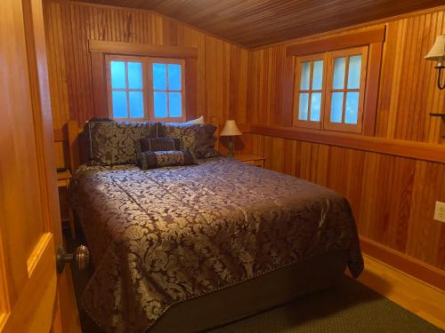 Deluxe Double Room (2 Adults + 1 Child)
