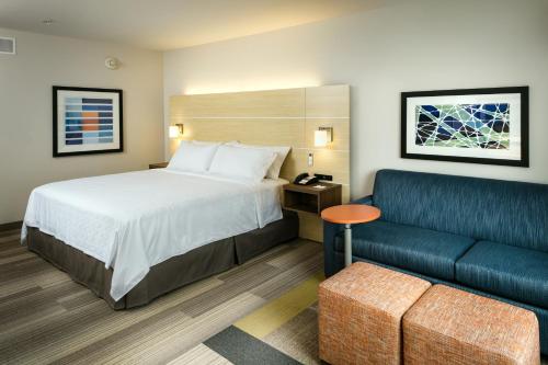 Photo - Holiday Inn Express & Suites - Medford, an IHG Hotel