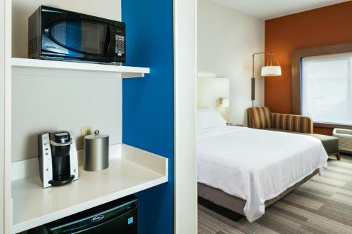 Photo - Holiday Inn Express & Suites - Medford, an IHG Hotel
