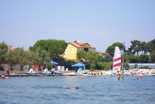 Family friendly seaside apartments Novigrad - 7118 Novigrad 