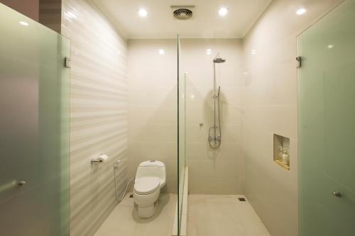 One-Bedroom Studio image 10