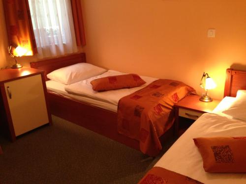 2 twin beds