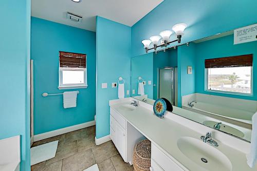 Royal Sands Retreat - Steps to Pool & Beach home - image 6