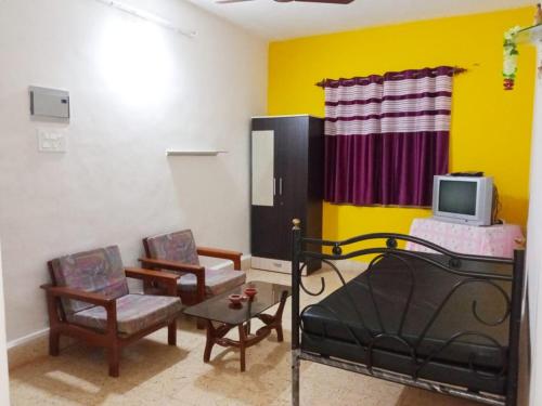 1 king bed, 1 sofa bed, 2 futon beds