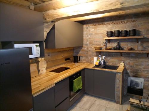 Saullēkti ozolos pie Ežezera (Saullekti ozolos pie Ezezera) in Ezernieki