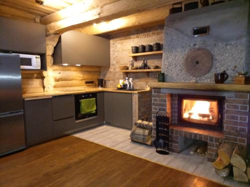 Saullēkti ozolos pie Ežezera (Saullekti ozolos pie Ezezera) in Ezernieki