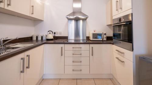 Hansen Court - Stylish Bay Apartment with Parking and River Views near Techniquest