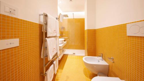 Deluxe Double or Twin Room with Balcony image 8