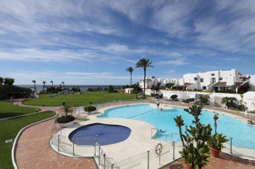 Modern house only a 3 minute walk to the beach. - image 9