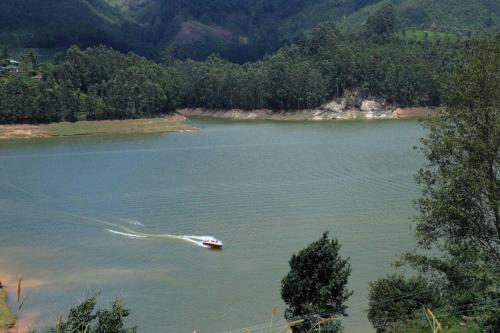 Ottway Hills Near Mattupetty Dam