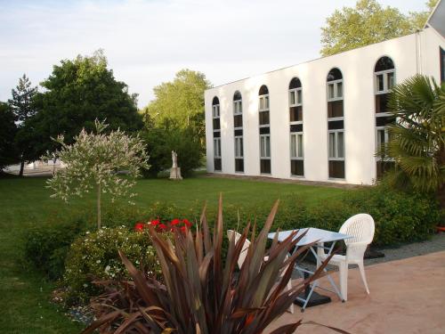 Agape Hotel Niort- Bessines - image 2