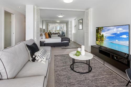 Riverside Studio With Pool, Gym and Parking Near CBD