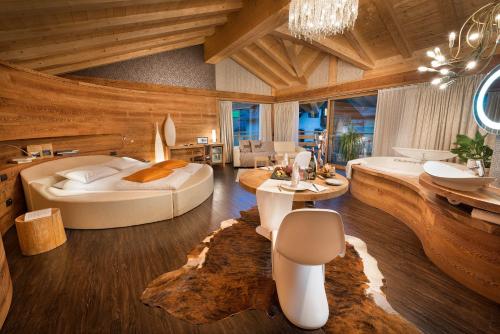 Luxury Suite with Spa Bath