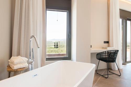 Баня, The Olive Retreat Villa pool treehouse sleeps 10 in Tragana