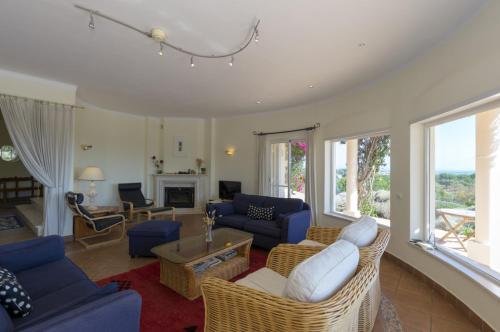 Villa with beautiful see views & spacious garden in Estombar