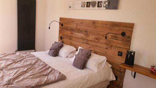 1 queen bed, 1 twin bed