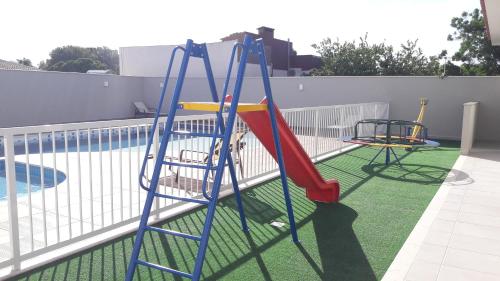 Florianópolis Canasvieiras Apartamento inteiro 3 quartos com ar piscina playground 2 garagens - image 2