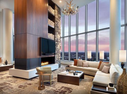 Bar/lounge, Omni Viking Lakes Hotel in Eagan (MN)