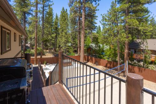 Silver Fox Resort - 6 bed 4 bath home with Basketball and volleyball court!! - image 3