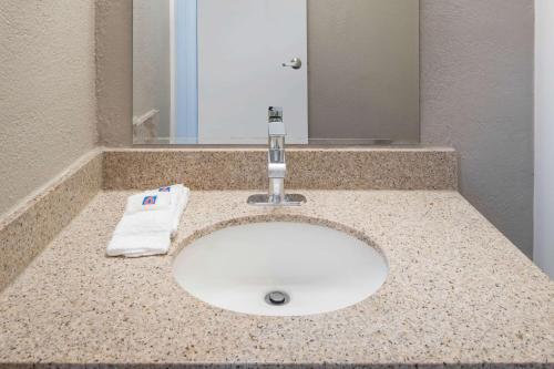 Motel 6-Fontana, CA Ideally located in the prime touristic area of Fontana, Motel 6 Fontana promises a relaxing and wonderful visit. Both business travelers and tourists can enjoy the hotels facilities and services. Fac