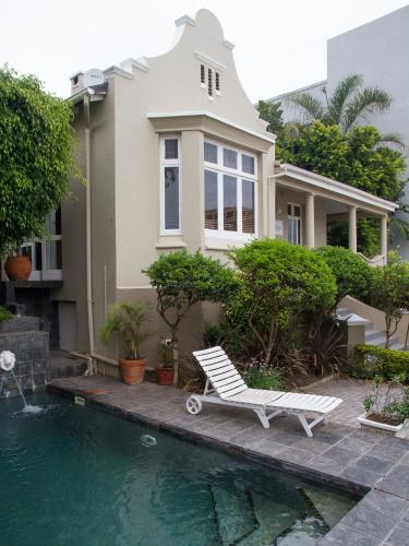 針葉樹海濱旅館 Conifer Beach House