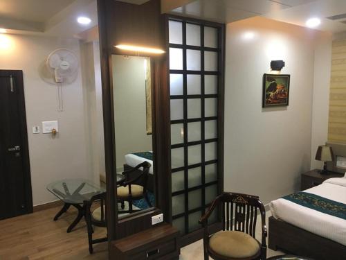 Deluxe Double or Twin Room image 8