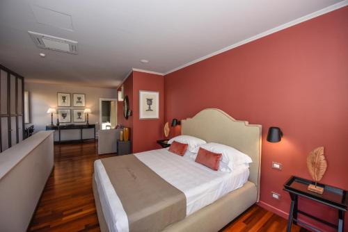 The Tuscanian Hotel - image 12