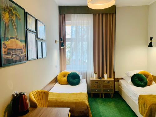 Standard Twin Room image 3