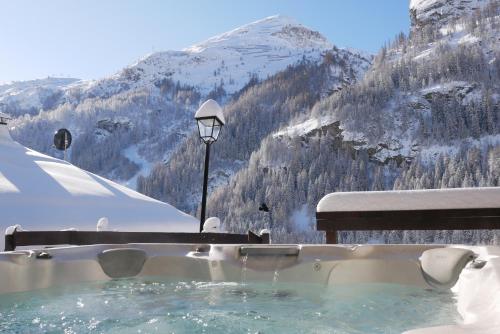Chalet with hot tub, 12 beds, Tignes Les Brevieres gîte à louer Chenal