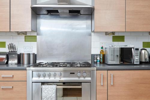 Large Stylish House - Sleeps 11 - Parking - Garden
