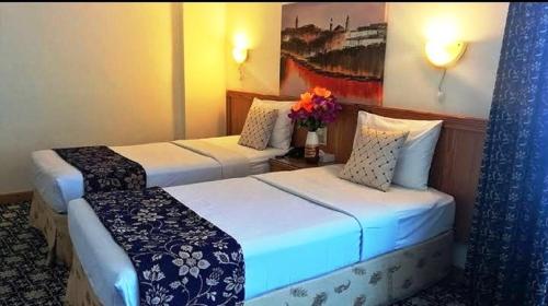 Standard Twin Room image 3