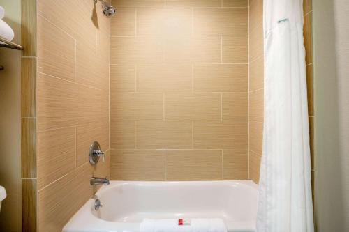 Baño, Baymont by Wyndham Branson - On the Strip in Branson City Center
