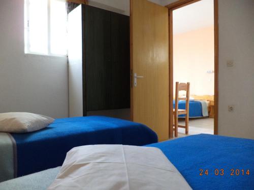 3 twin beds
