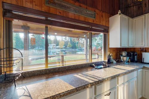 Rivers End Cabin on Flathead Lake, Walk To Bigfork
