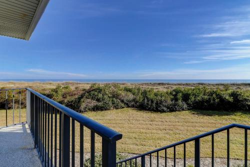 Gorgeous Ocean Views King 2 Queens close to ocean Bikes & Beach Gear Included image