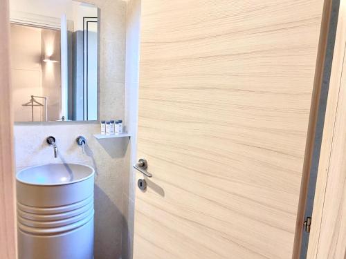 Bathroom, Palace Fontana di trevi Apartments N 32 in Trevi