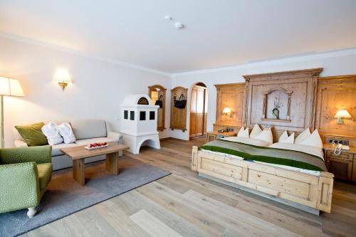 1 king bed, 1 sofa bed