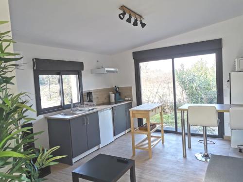 Studio indépendant rénové en 2020, piscine, 11min Avignon gîte à louer Forêt de Clary