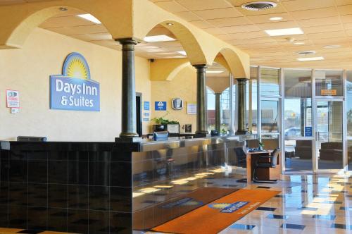 ล็อบบี้, Days Inn & Suites by Wyndham Clovis in โคลวิส (NM)