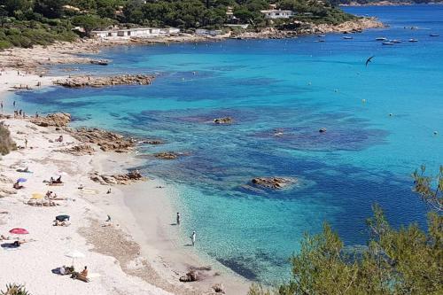 2 bedrooms, 15 min walk to beach, AC, pool & fiber internet in a quiet, private gated domain 5kms to St Tropez - Location saisonnière - Cogolin